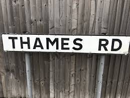 Thames Road sign.jpg