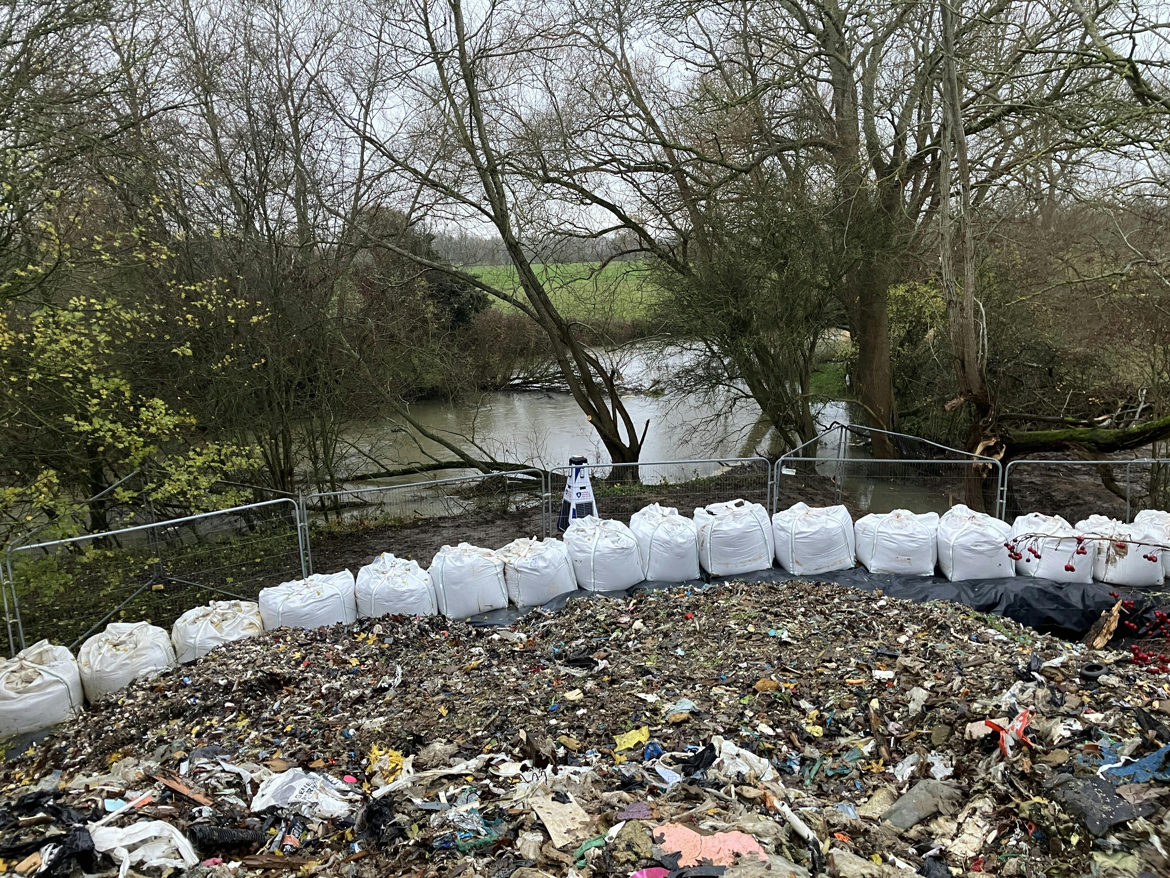 Kidlington - View from the end of the waste towards the river showing sandbag barrier and fencing.JPG