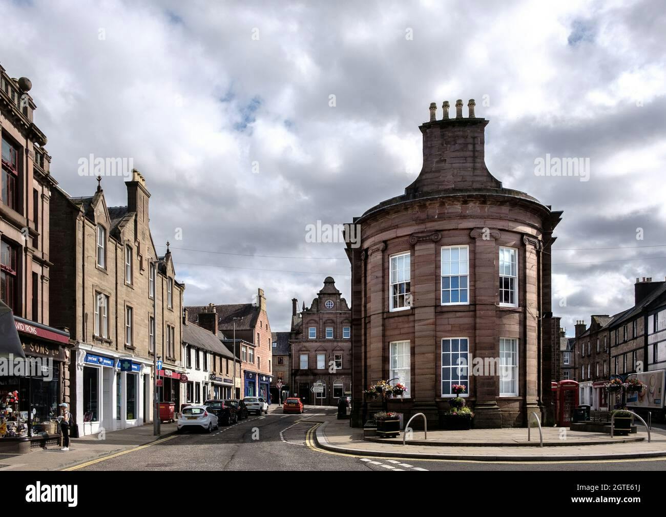 castle-street-forfar-and-the-curved-rear-of-the-town-hall-building-angus-scotland-2GTE61J.jpg