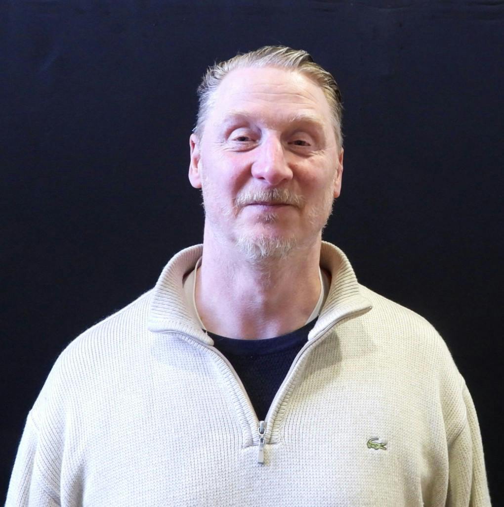 Aelod o'r tîm, Chris Thomas, o Lanhiledd