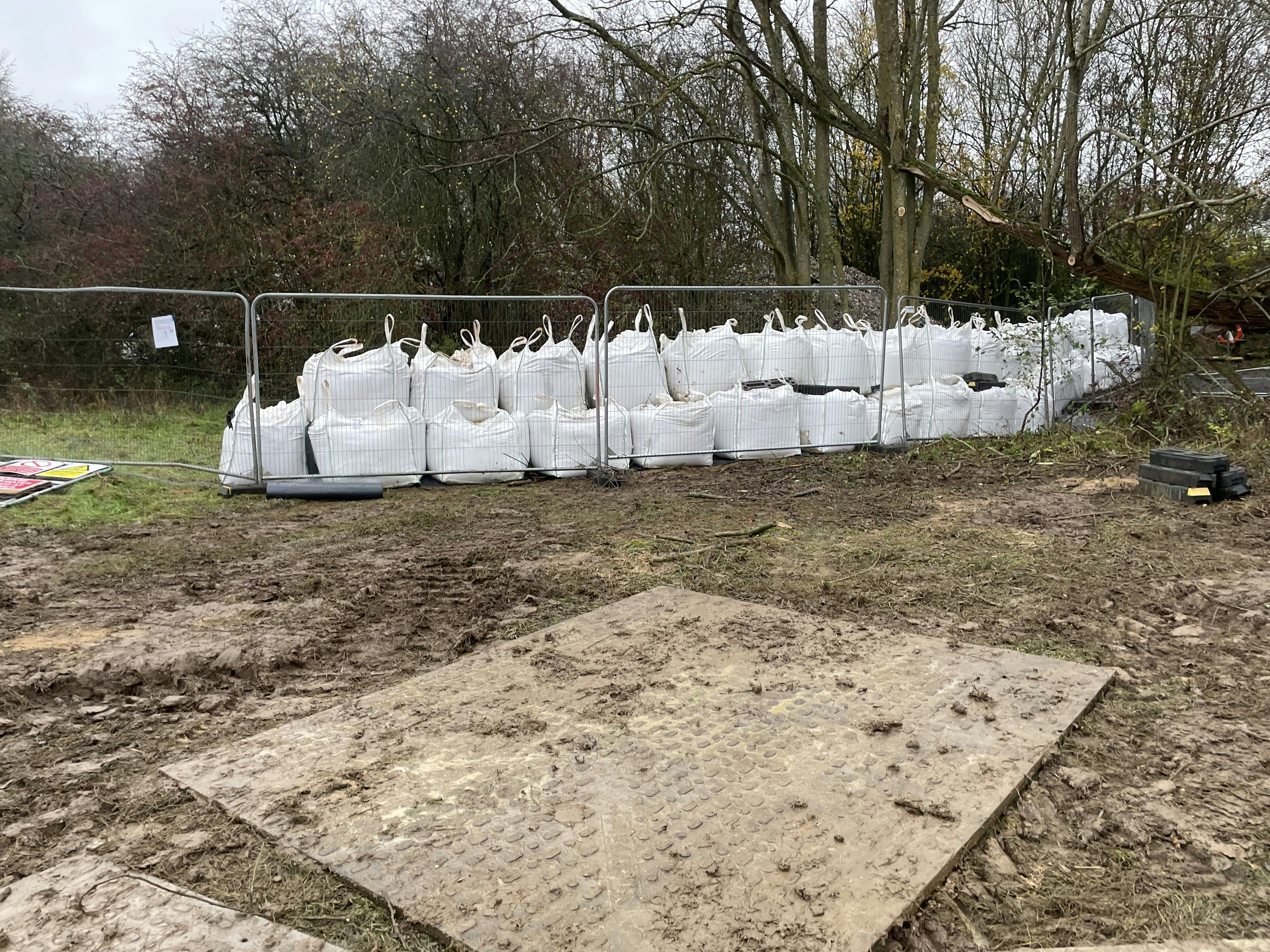Kidlington - View showing sandbags and fencing curving around the end of the waste into the field next door.jpeg