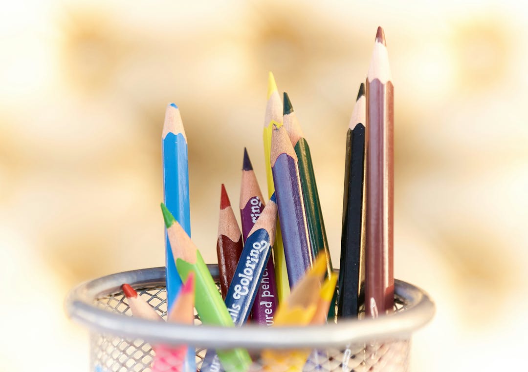 picture of a pot of coloured pencils