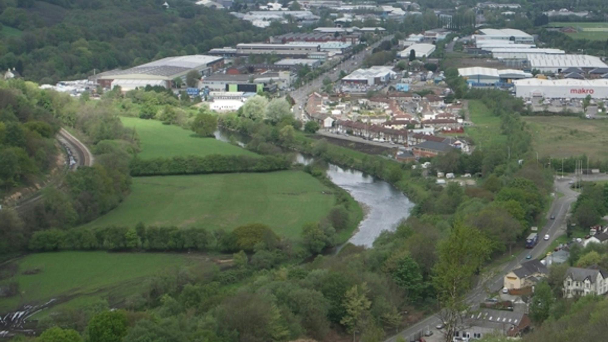 Floodplain hedges can help to slow the water flow when the river overtops its banks