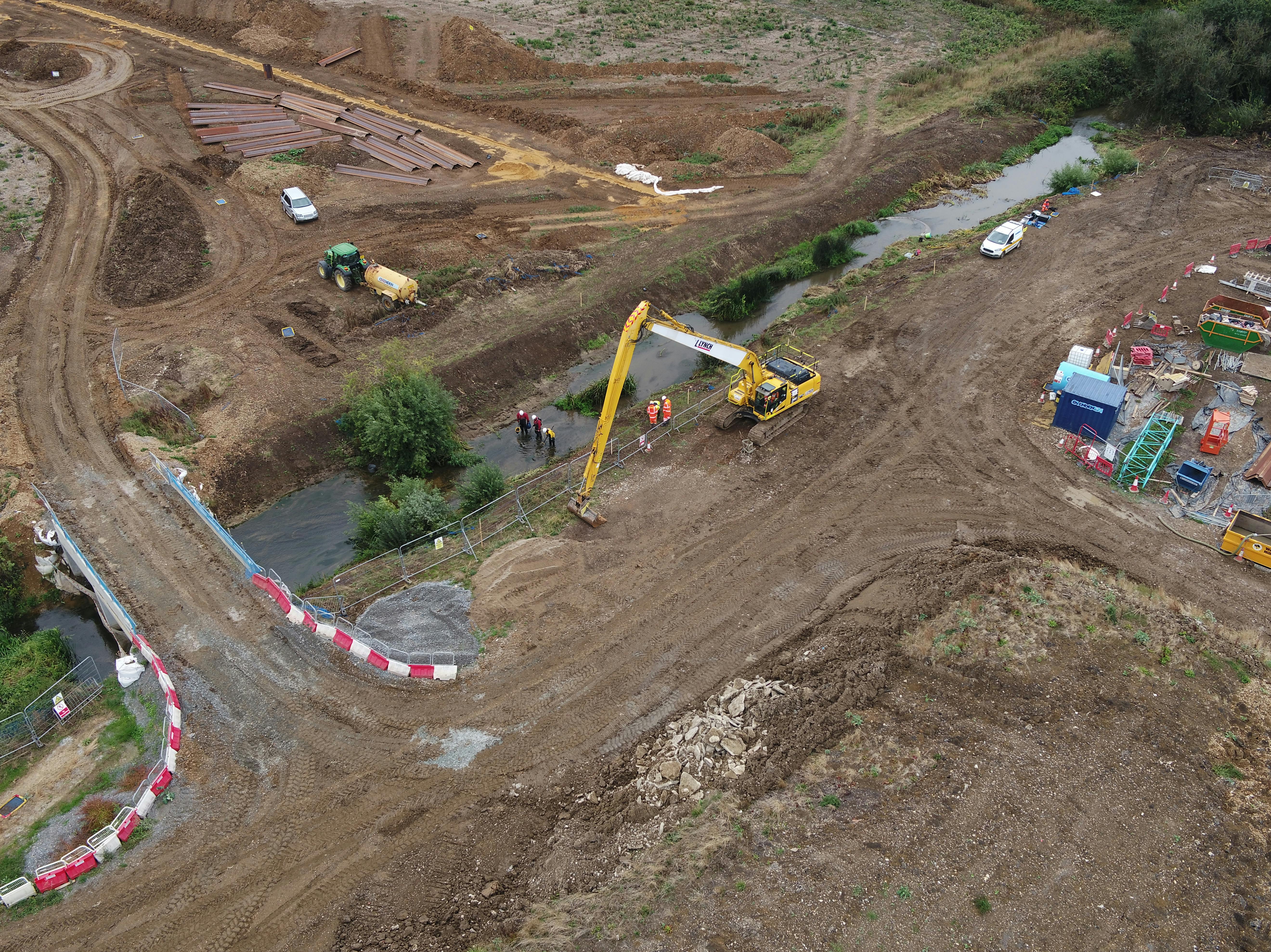 1. Fish rescue in the River Roding channel ahead of diversion - 11.09.2025.JPG