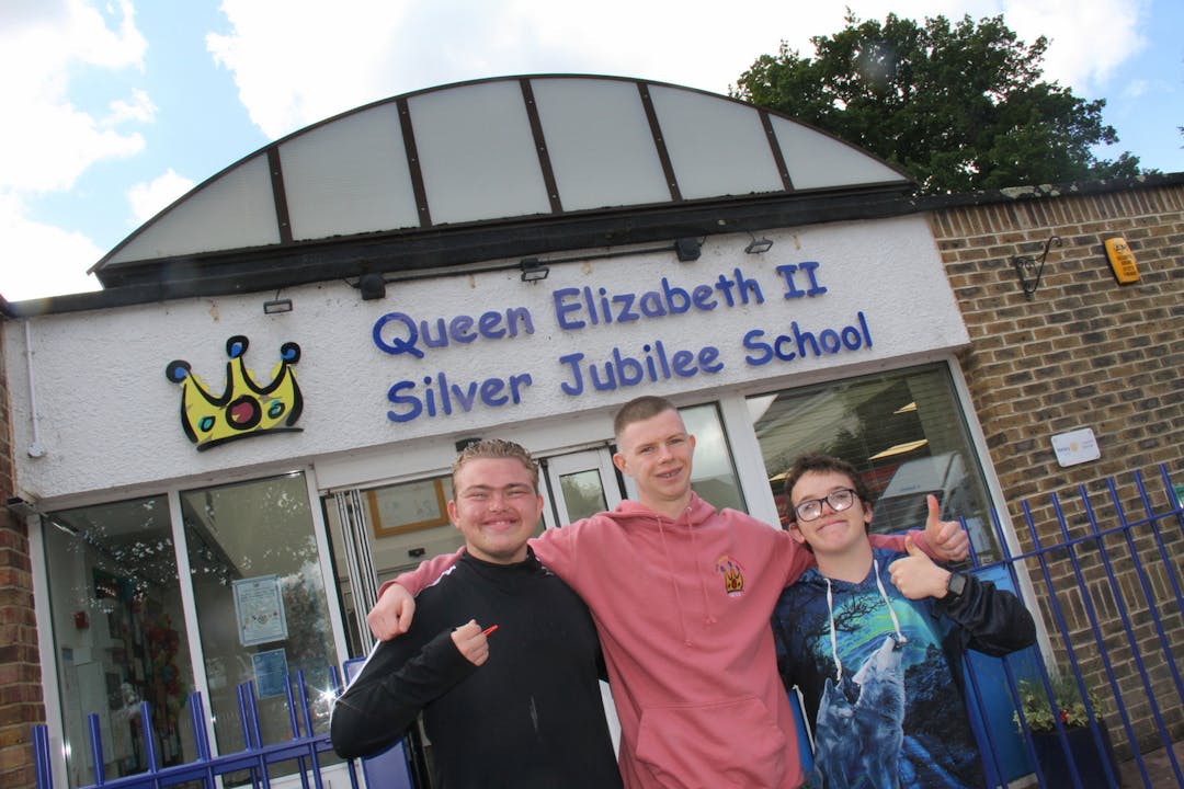 Queen Elizabeth 2 Silver Jubilee School photo