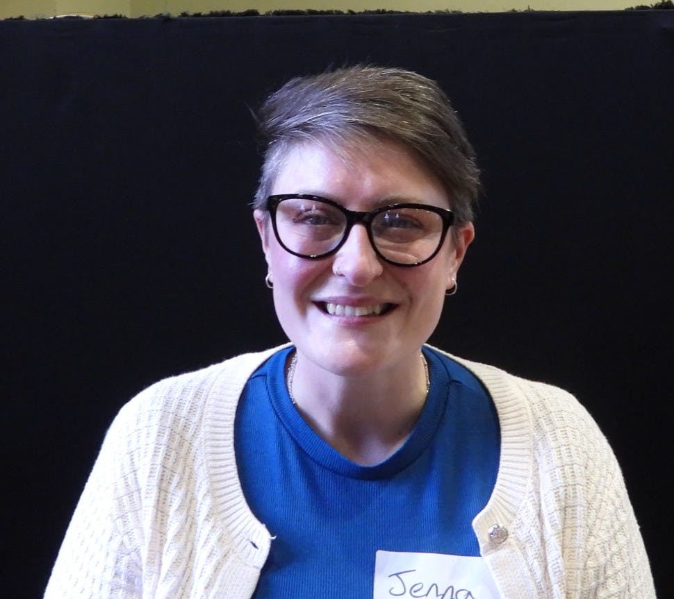 Aelod o'r tîm, Jenna Panfili-Tinker, o Abertyleri