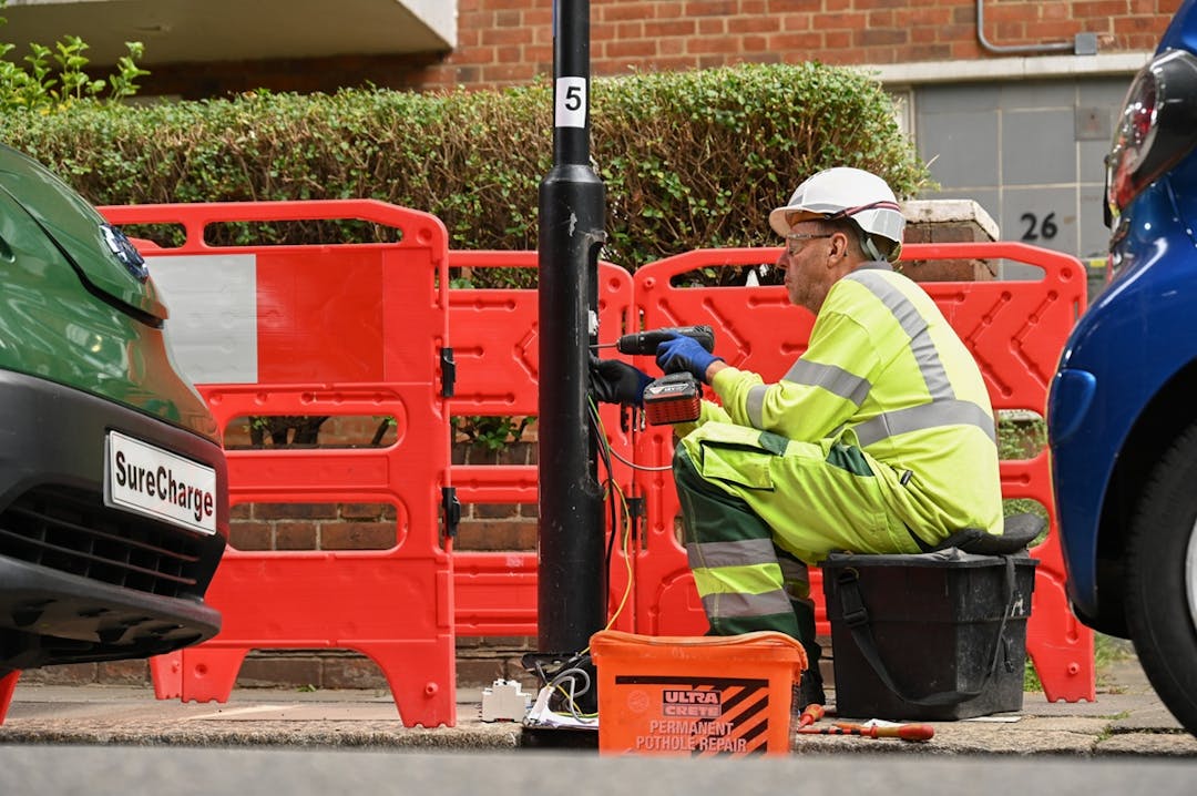 Installing a lamp column charging point
