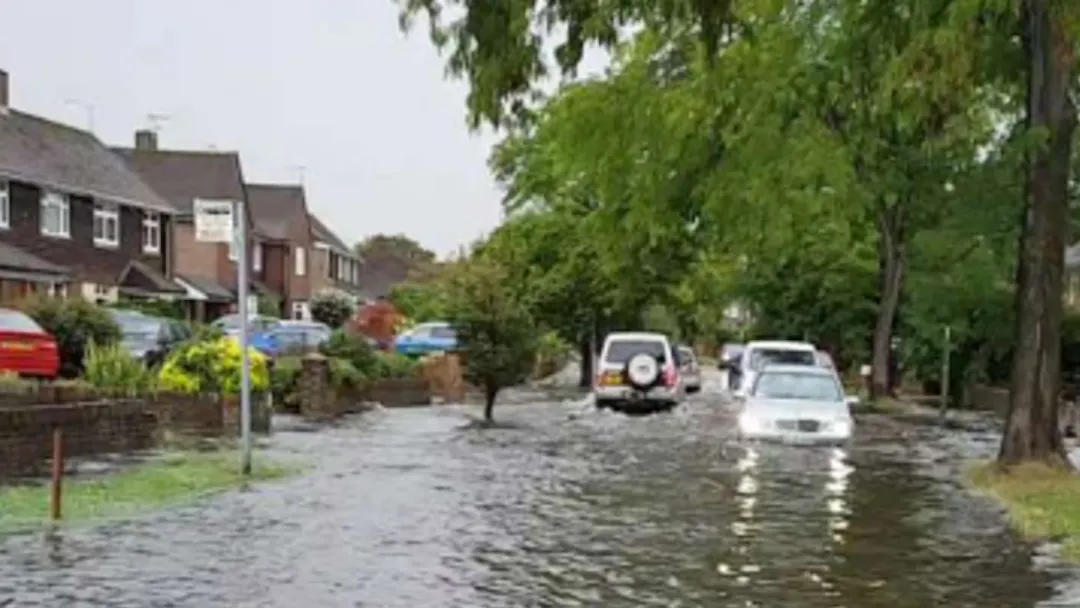Traffic in a flooded road