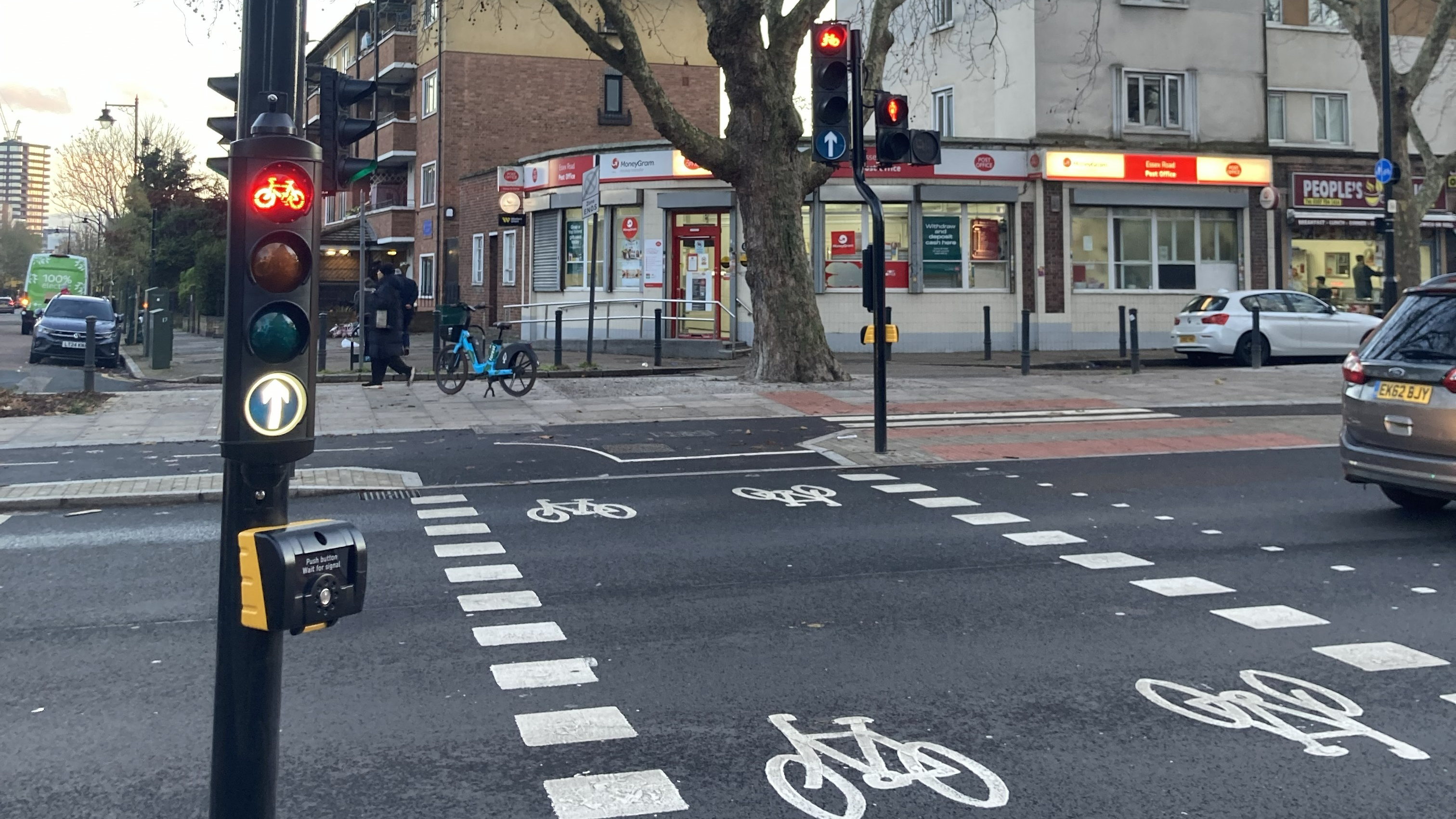 Photograph of Essex Road junction with New North Road and Canonbury Road