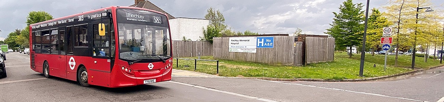 picture of 383 bus outside Finchley Memorial Hospital