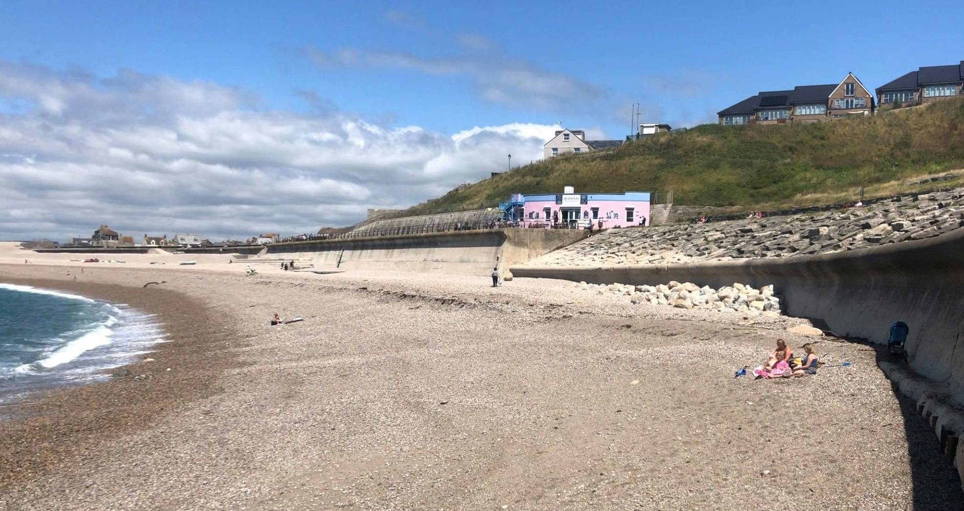 Chesil cove seawall 2.jpg