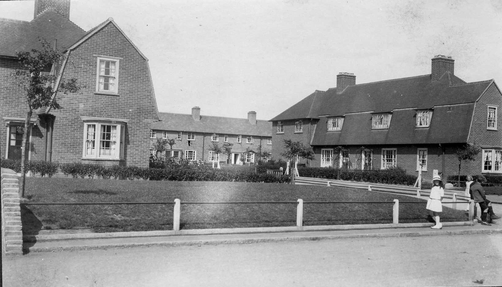 BD353 Banjo on the Becontree Estate c. 1932.jpg
