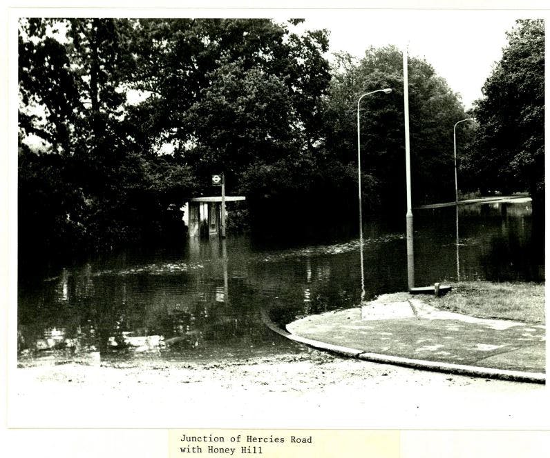 Aug 1977 flooding - Hercies Rd Uxbridge.JPG