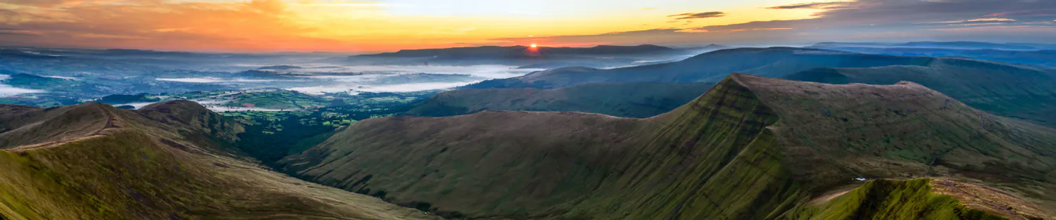 Golwg o Fannau Brycheiniog ym Mhowys